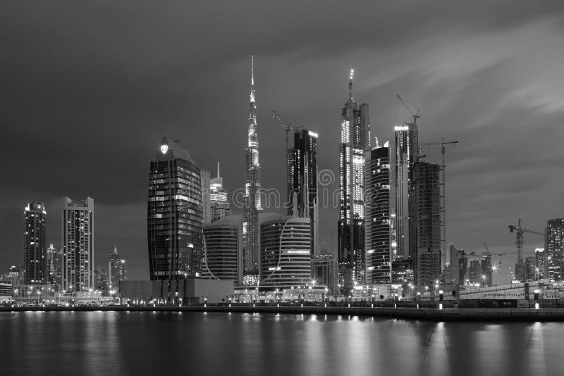LE DUBAÏ, EAU - 24 MARS 2017 : L'horizon de soirée au-dessus du canal et du centre images stock LE DUBAÏ, EAU - 24 MARS 2017 : L'horizon de soirée au-dessus du canal et du centre images stock
