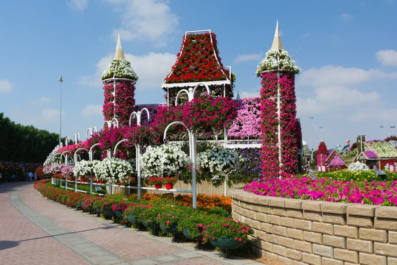 LE DUBAÏ, EMIRATS ARABES UNIS - 8 DÉCEMBRE 2016 : Le jardin de miracle de Dubaï est plus grand jardin d'agrément naturel dans le image stock LE DUBAÏ, EMIRATS ARABES UNIS - 8 DÉCEMBRE 2016 : Le jardin de miracle de Dubaï est plus grand jardin d'agrément naturel dans le image stock