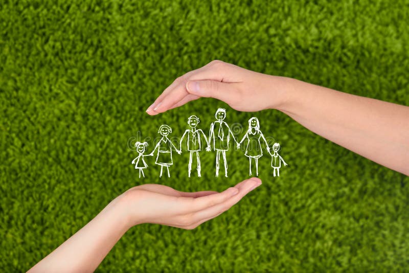 Le due mani aperte della donna che fanno una famiglia proteggente gesture immagine stock Le due mani aperte della donna che fanno una famiglia proteggente gesture immagine stock