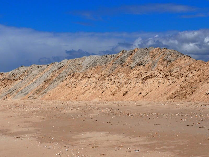Le dune di sabbia sulla spiaggia a Praia fanno Barril Tavira Portogallo immagine stock Le dune di sabbia sulla spiaggia a Praia fanno Barril Tavira Portogallo immagine stock