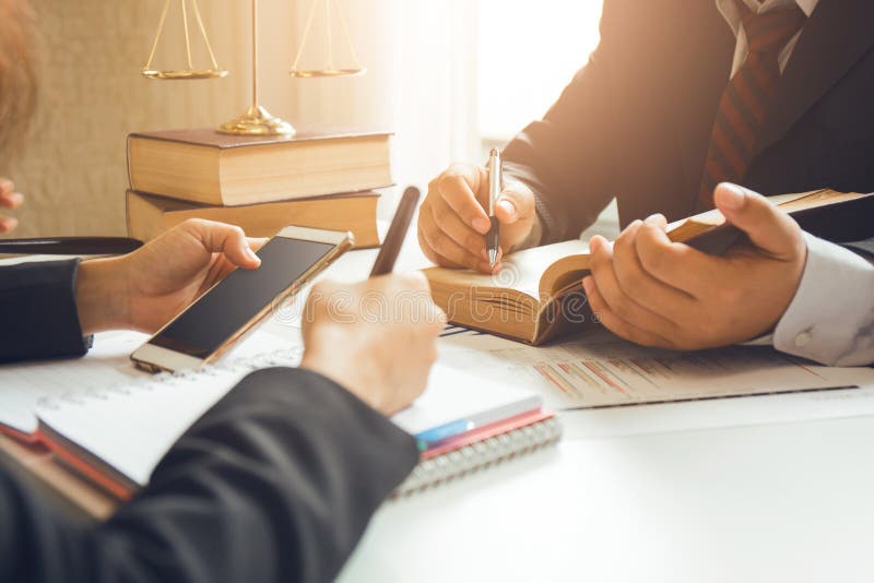 Le dur labeur d'un avocat asiatique image stock Le dur labeur d'un avocat asiatique image stock