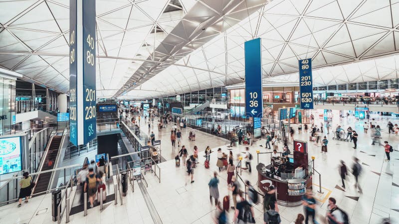 Le décalage horaire entre les foules qui marchent dans le terminal de transit de l'aéroport de Hong Kong Transport aérien, concep banque de vidéos
