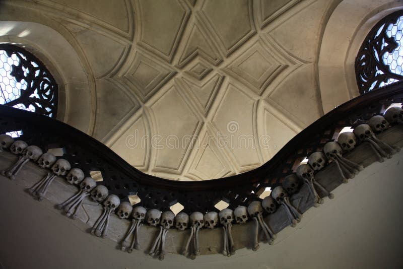 Le décor des crânes et des os humains dans un ossuaire du gothique de l'église de cimetière de tous les saints dans Kutna-Hora, R image stock Le décor des crânes et des os humains dans un ossuaire du gothique de l'église de cimetière de tous les saints dans Kutna-Hora, R image stock
