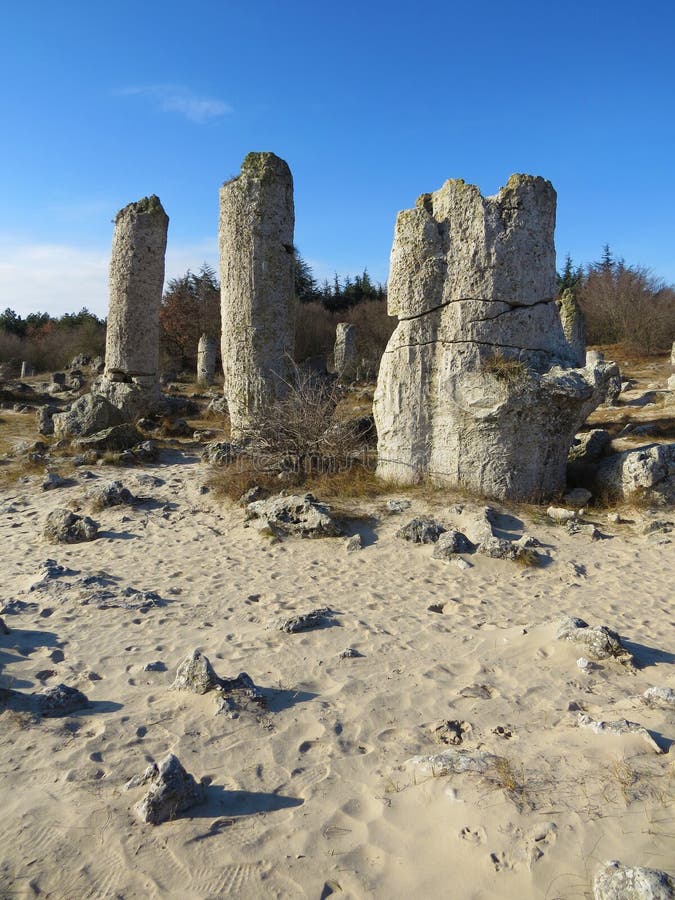 Le désert en pierre ou la forêt en pierre près de Varna A naturellement formé des roches de colonne Conte de fées comme le paysag photographie stock libre de droits Le désert en pierre ou la forêt en pierre près de Varna A naturellement formé des roches de colonne Conte de fées comme le paysag photographie stock libre de droits