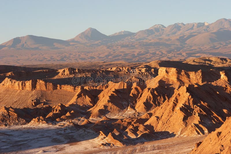 Le désert et le volcan d'Atacama s'échelonnent en soirée, Chili photographie stock Le désert et le volcan d'Atacama s'échelonnent en soirée, Chili photographie stock