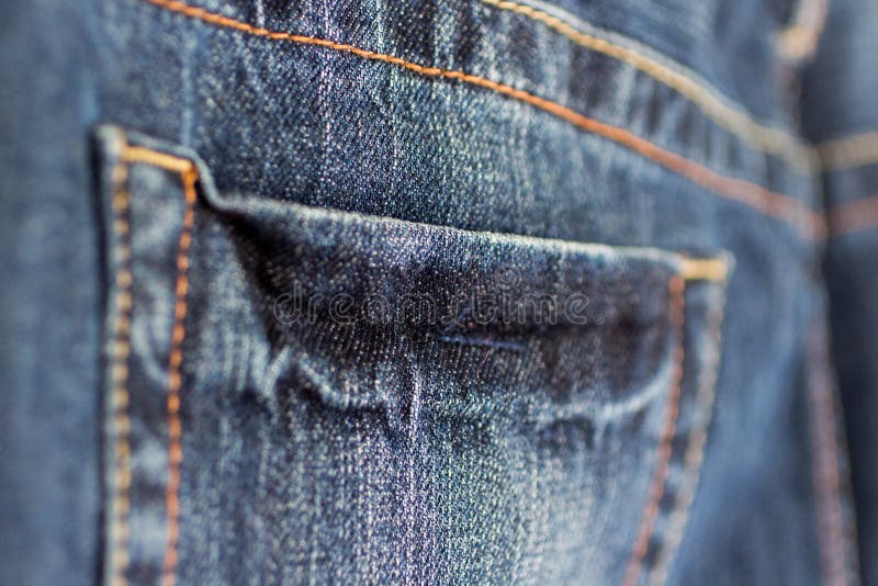 Le détail de tissu d'habillement des jeans des femmes soutiennent la poche