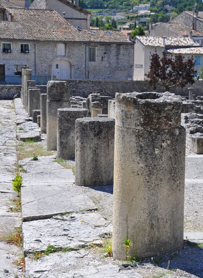 Le estese rovine romane alla Vaison-La-lattuga romana, Provenza, Francia immagine stock libera da diritti Le estese rovine romane alla Vaison-La-lattuga romana, Provenza, Francia immagine stock libera da diritti