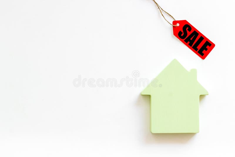 Le etichette e la casa di vendita dipendono la derisione bianca di vista superiore del fondo su fotografia stock libera da diritti Le etichette e la casa di vendita dipendono la derisione bianca di vista superiore del fondo su fotografia stock libera da diritti