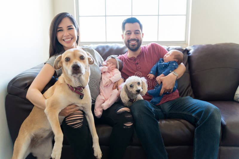 Le famiglie dovrebbero essere circondate sempre da amore fotografia stock libera da diritti Le famiglie dovrebbero essere circondate sempre da amore fotografia stock libera da diritti