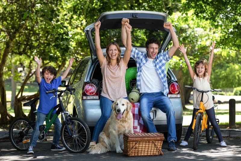 Le familjen med armar upp arkivfoto Le familjen med armar upp arkivfoto