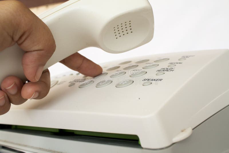 Le fax d'émetteur envoient le document est équipement de bureau images libres de droits Le fax d'émetteur envoient le document est équipement de bureau images libres de droits