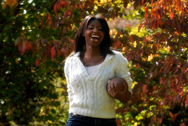 Le femme afro-américain sourit avec un football images stock Le femme afro-américain sourit avec un football images stock