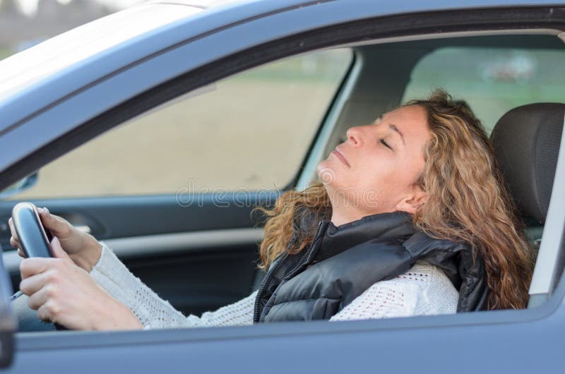 Le Femme Conduit Son Véhicule Image stock Image du sommeil, femelle