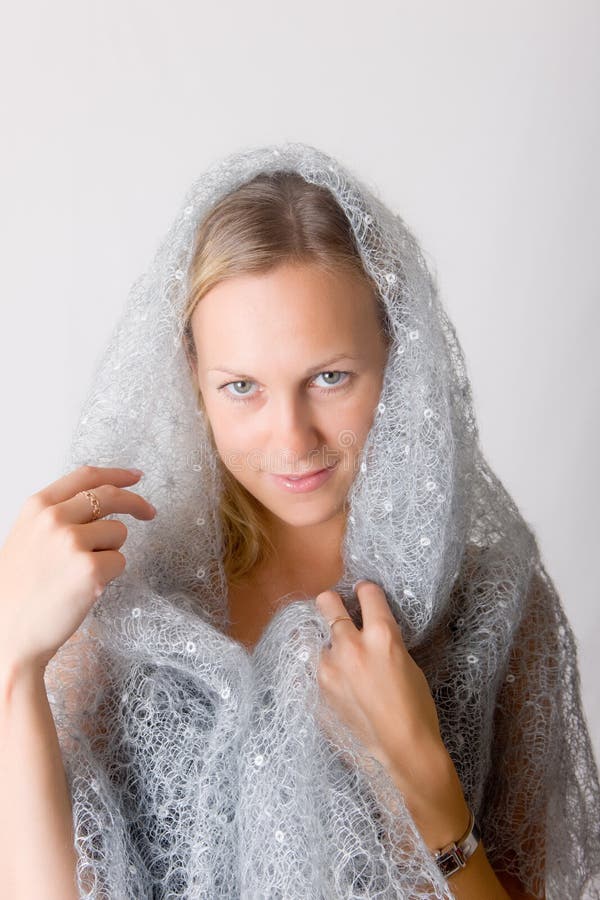 Le femme dans une écharpe de laine photos stock Le femme dans une écharpe de laine photos stock