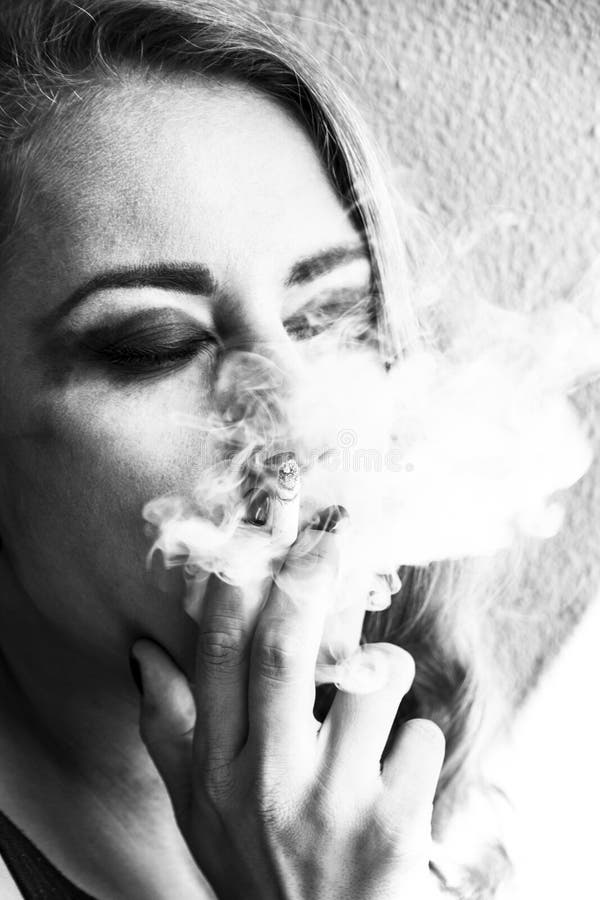 Le femme fume image stock. Image du fume, femme 70868163