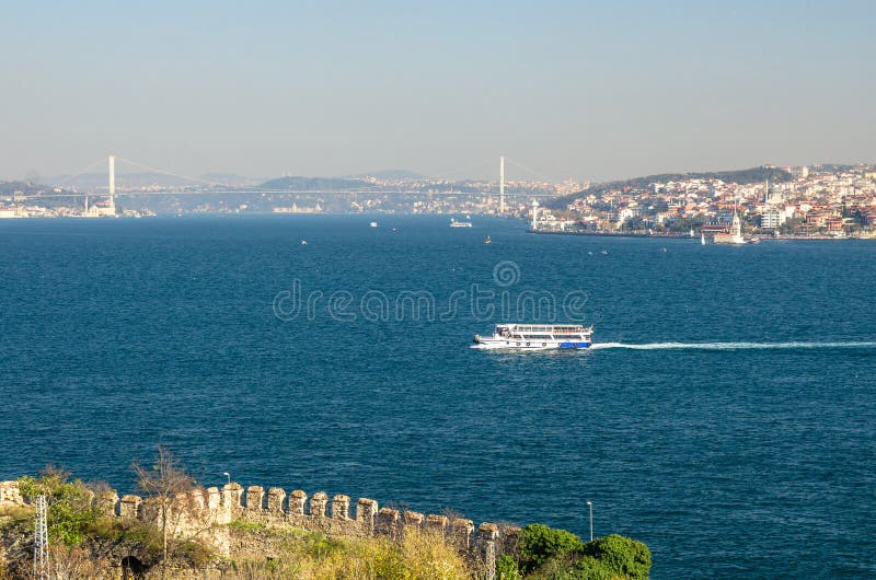Le ferry embarque la voile à travers le klaxon d'or à Istanbul, Turquie images libres de droits Le ferry embarque la voile à travers le klaxon d'or à Istanbul, Turquie images libres de droits