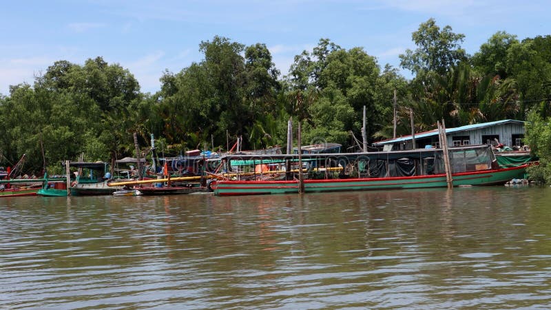 Le ferry et les bateaux de pêche au port on river canal thaïlande banque de vidéos