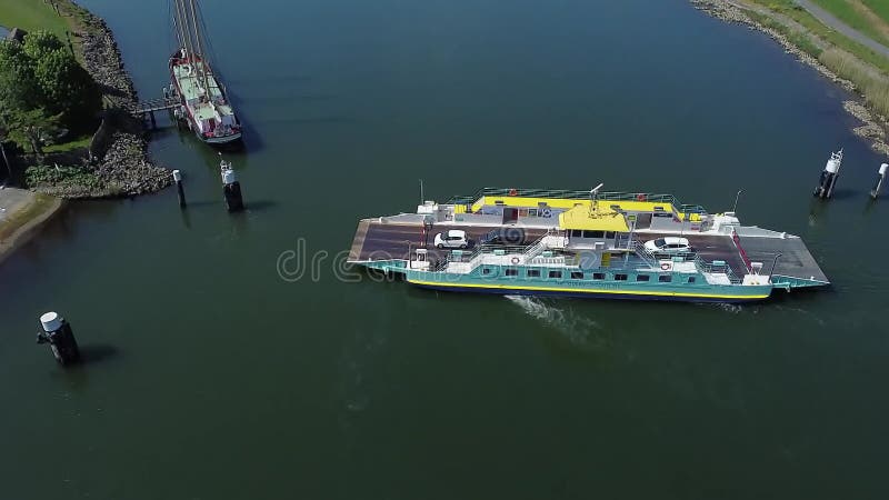 Le ferry traverse une rivière Hollandes en vue d'en haut banque de vidéos