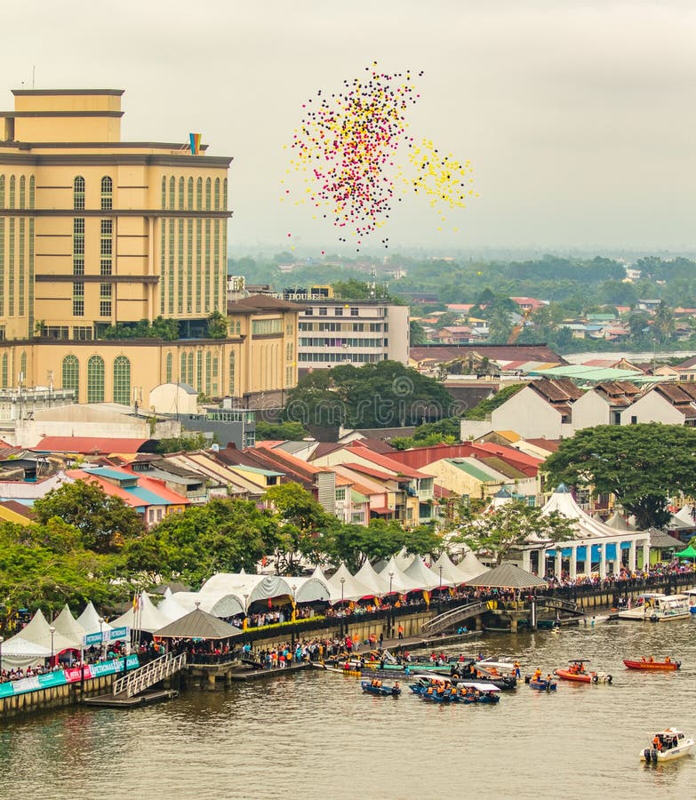 Le festival de l'eau de Sarawak Kuching, beaucoup de ballons sont libérés au ciel image stock Le festival de l'eau de Sarawak Kuching, beaucoup de ballons sont libérés au ciel image stock