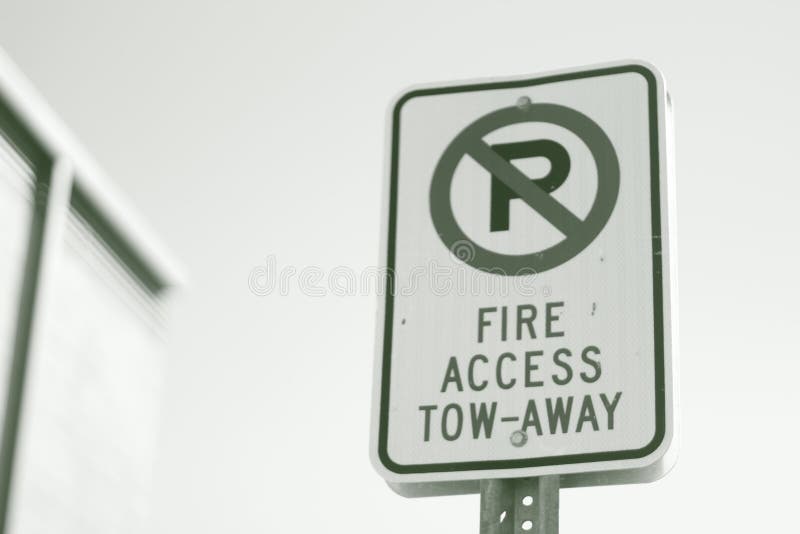 Le feu Access de plaque de rue remorquer le stationnement interdit parti image stock Le feu Access de plaque de rue remorquer le stationnement interdit parti image stock