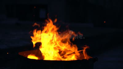 Incendie Dans Un Closeudo-baril. Flamme Vive. Chauffage à Flamme