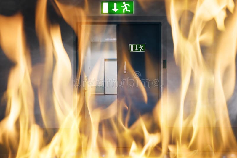 Le feu brûlant près d'une porte de sortie de secours