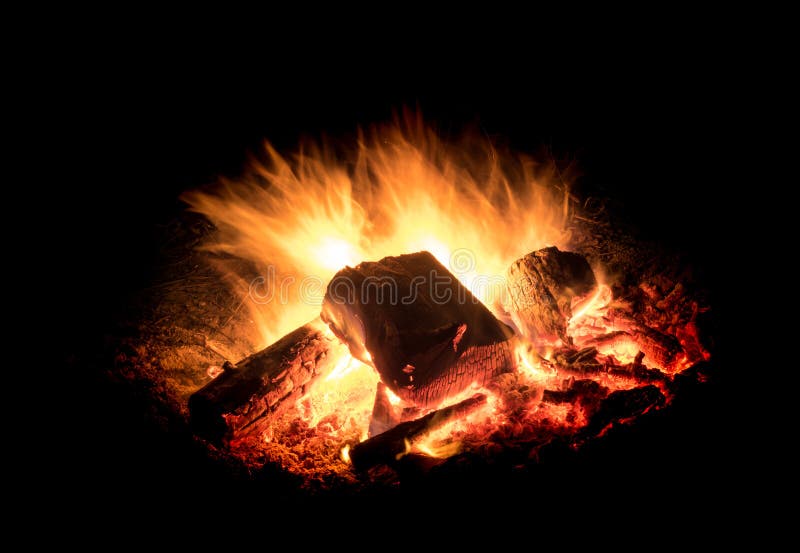 Le feu brûlant avec des braises devant le fond noir photographie stock libre de droits Le feu brûlant avec des braises devant le fond noir photographie stock libre de droits