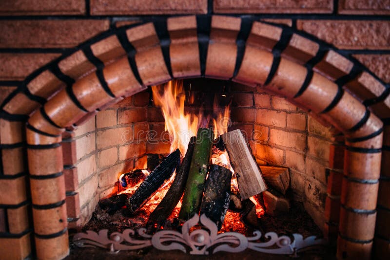 Un Feu D'hurlement Dans Une Grande Pierre a Arqué La Cheminée, Avec La Pile  Des Rondins Photo stock - Image du nuit, chaud: 109972722