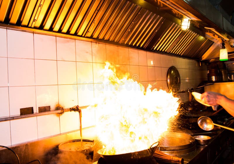 Intérieur De La Cuisine Du Restaurant: Brasero À Bois Brûlant, En