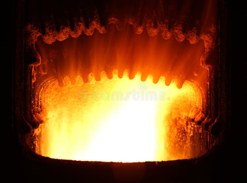 le feu dans la chaudière industrielle photo stock le feu dans la chaudière industrielle photo stock