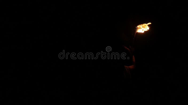 Le feu de flamber d'homme sur l'exposition MOIS de nuit de plage d'été