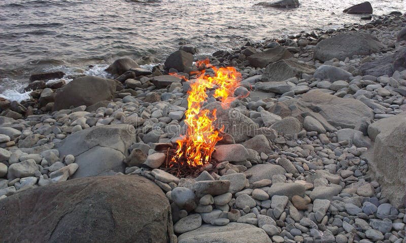 Le feu de nature de feu de pierres de mer photo libre de droits Le feu de nature de feu de pierres de mer photo libre de droits