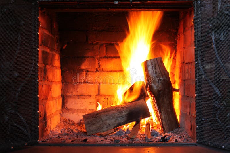 Le feu en cheminée brûlante en plan rapproché d'hiver photo libre de droits Le feu en cheminée brûlante en plan rapproché d'hiver photo libre de droits