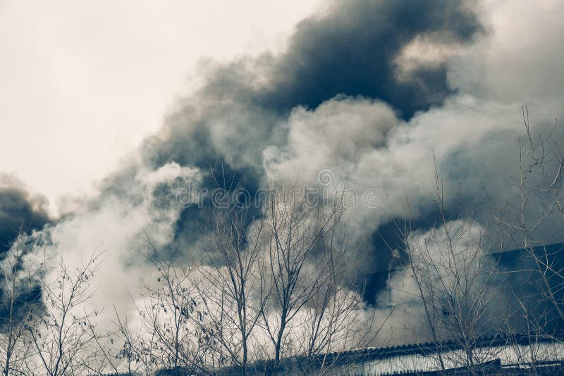Le feu et fumée forte en brûlant le bâtiment industriel, catastrophe d'accidents de danger photo stock Le feu et fumée forte en brûlant le bâtiment industriel, catastrophe d'accidents de danger photo stock
