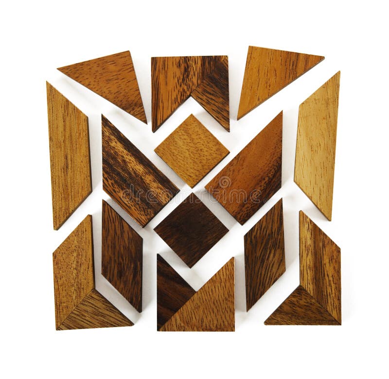 Le figure di legno montano nel puzzle quadrato