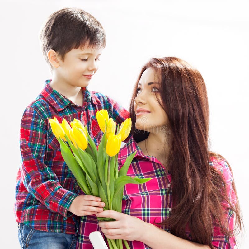 Le fils étreignant sa mère et lui donne des fleurs photo libre de droits Le fils étreignant sa mère et lui donne des fleurs photo libre de droits