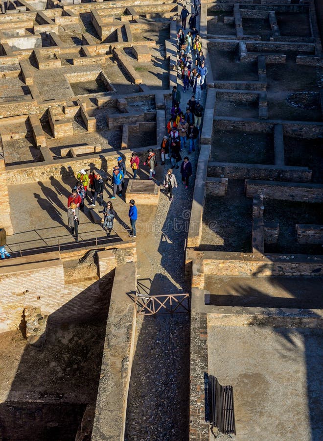 Le folle che si muovono con le rovine fotografia stock Le folle che si muovono con le rovine fotografia stock