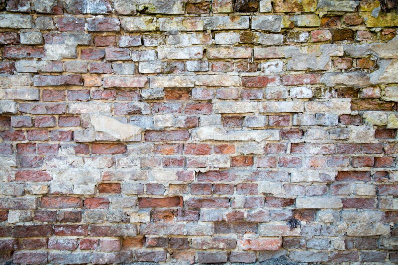Le fond d'un vieux mur de briques est en partie ruiné par la maçonnerie photos stock Le fond d'un vieux mur de briques est en partie ruiné par la maçonnerie photos stock