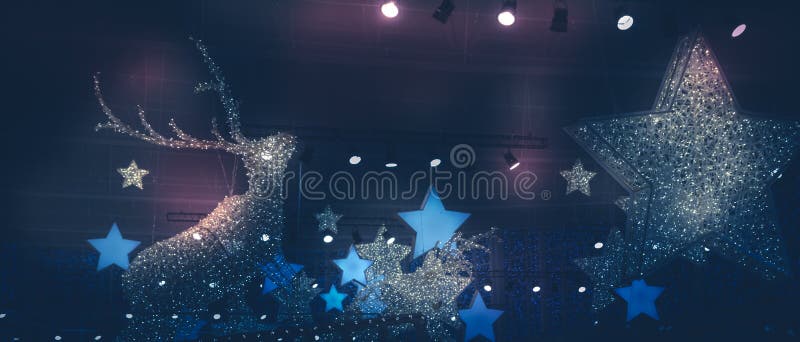 Le fond lilas rose bleu-foncé de nuit de vacances de Noël d'hiver avec Noël tient le premier rôle les projecteurs de lumières et image libre de droits Le fond lilas rose bleu-foncé de nuit de vacances de Noël d'hiver avec Noël tient le premier rôle les projecteurs de lumières et image libre de droits