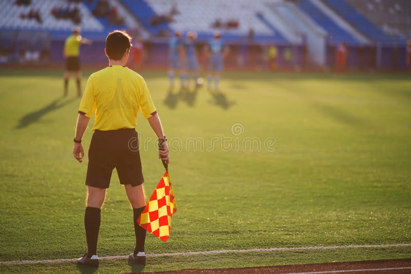 Le football d'arbitre l'arbitre est sur le champ image libre de droits Le football d'arbitre l'arbitre est sur le champ image libre de droits