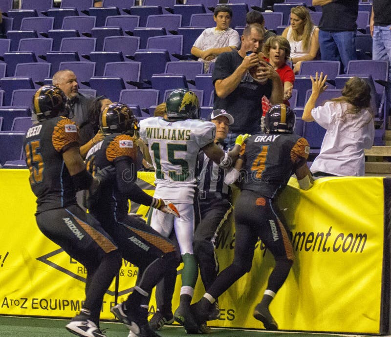 Le football d'intérieur d'arène avec l'Arizona Rattlers image libre de droits Le football d'intérieur d'arène avec l'Arizona Rattlers image libre de droits