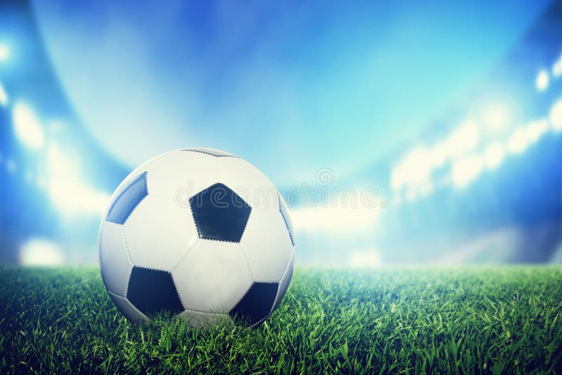 Le football, match de football. Une boule en cuir sur l'herbe sur le stade