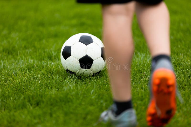 Le football ou ballon de football au début d'un jeu Coup-de-pied gratuit du football à un lancement d'herbe image stock Le football ou ballon de football au début d'un jeu Coup-de-pied gratuit du football à un lancement d'herbe image stock