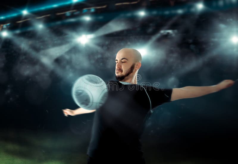 Le footballeur reçoit la boule sur son coffre en partie de football photo stock Le footballeur reçoit la boule sur son coffre en partie de football photo stock
