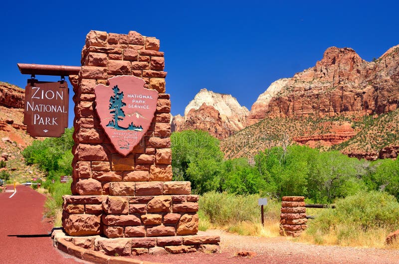 Le formazioni rocciose in canyon rosso parcheggiano nell'Utah. immagini stock Le formazioni rocciose in canyon rosso parcheggiano nell'Utah. immagini stock