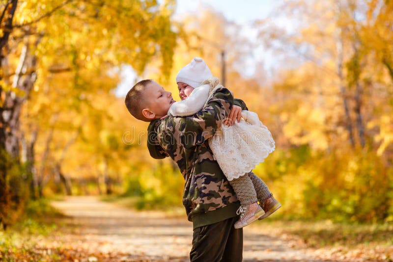 Petit Garçon Dans Un Gilet Jaune En Automne Photo stock - Image du