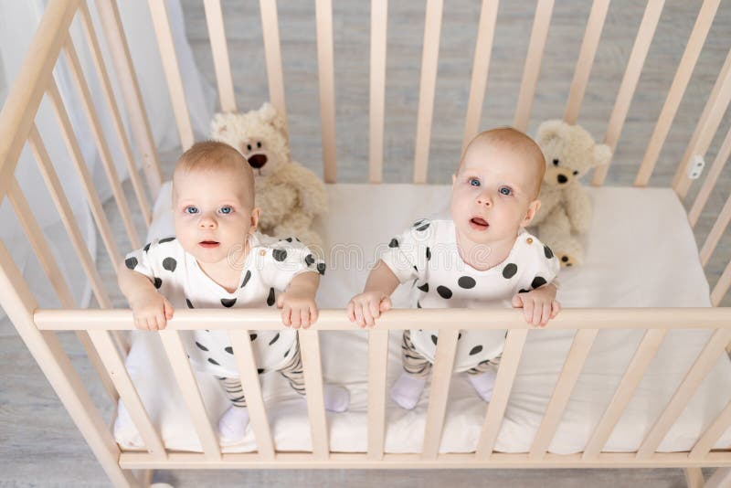 Jumeaux Dans La Huche Le Bebe Garcon Jumeau Et La Fille Ensemble Photo Stock Image Du Plaisir Infant