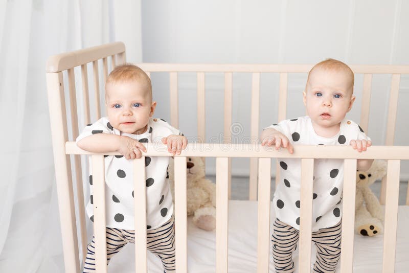 Jumeaux Dans La Huche Le Bebe Garcon Jumeau Et La Fille Ensemble Photo Stock Image Du Plaisir Infant