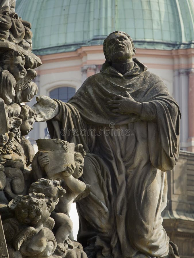 Le fragment de composition sculpturale Madonna avec le saint soit photo libre de droits Le fragment de composition sculpturale Madonna avec le saint soit photo libre de droits