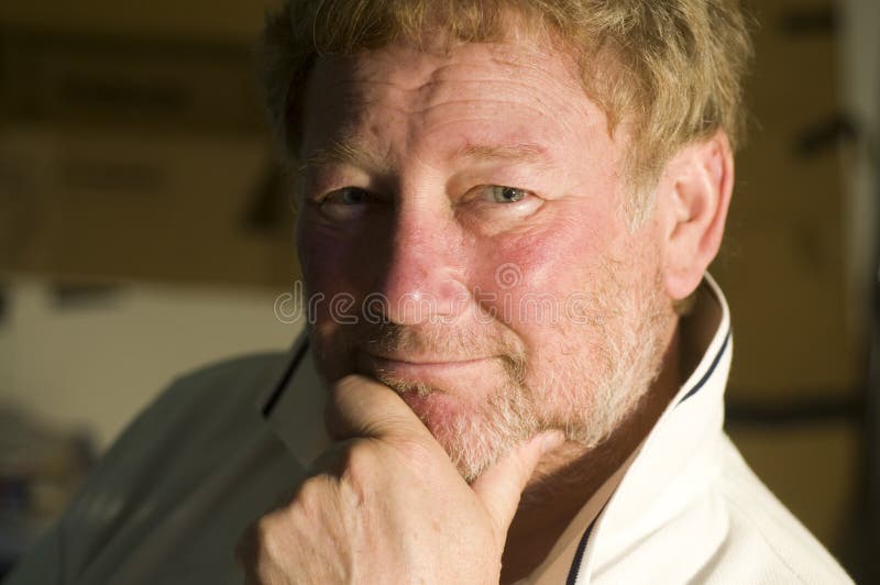 le för stående för stilig man för ålder medel arkivfoton le för stående för stilig man för ålder medel arkivfoton